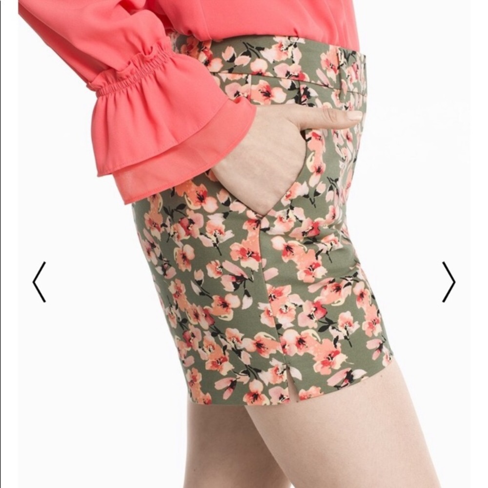 ⭐️ White House Black Market 5' Floral Shorts - Picture 2 of 14